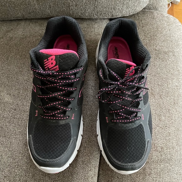 Womens 9 New Balance sneakers - Picture 2 of 4